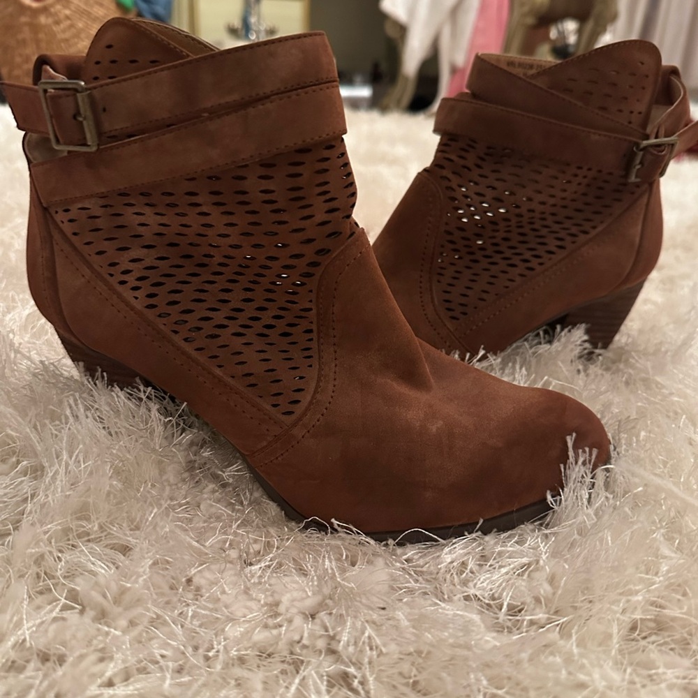 9.5 not rated boots. Good condition